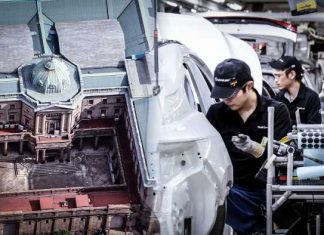 Japan business mood dries for the first time in a year